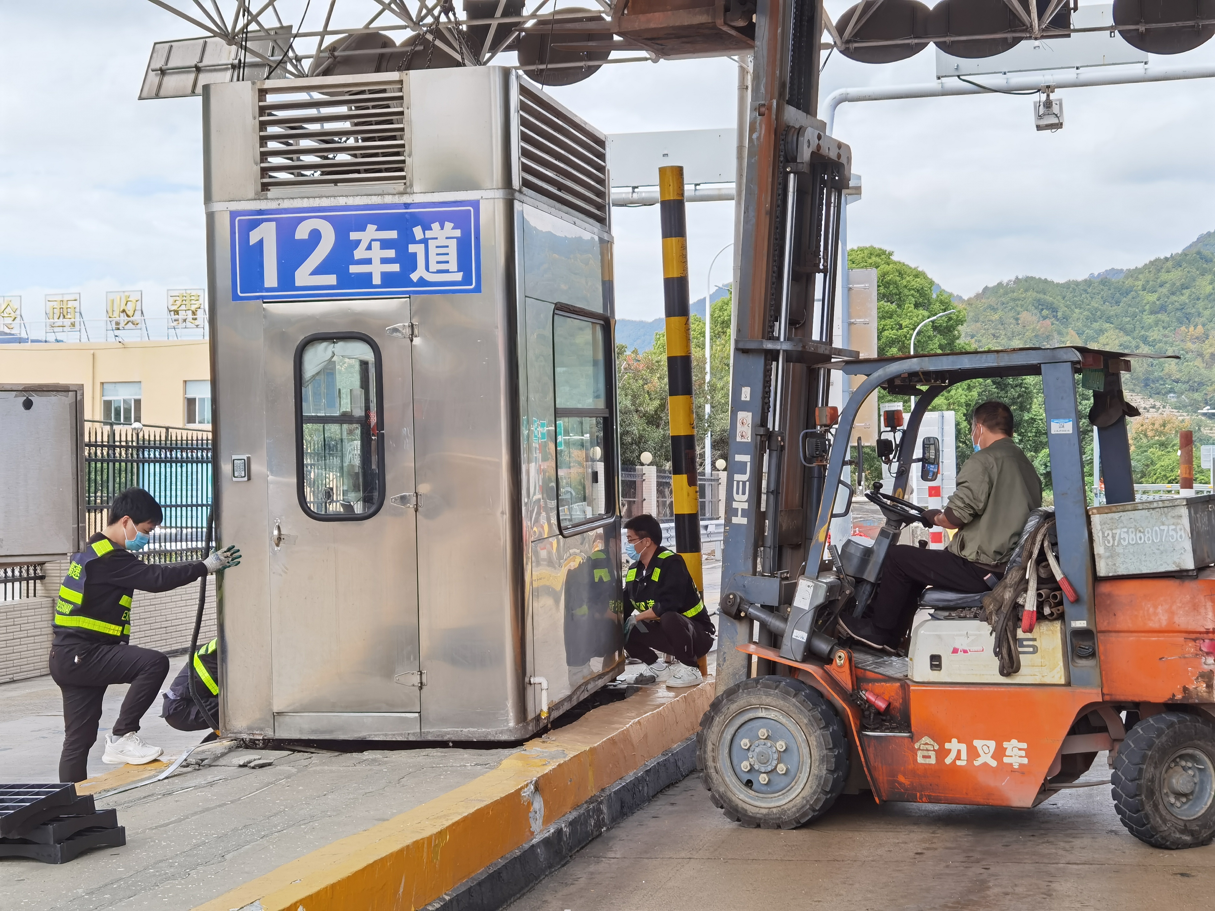 20221025維養(yǎng)中心、施救中心聯(lián)合對崗亭進行搶修1——鄭霞霞拍攝.jpg